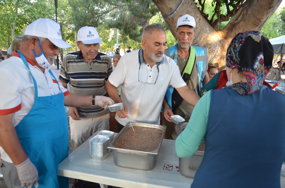 Manavgat DEVA Partisi 3 bin kase aşure dağıttı