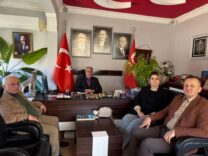 Vatandaş, MHP İlçe Yöneticilerini Alkışlıyor